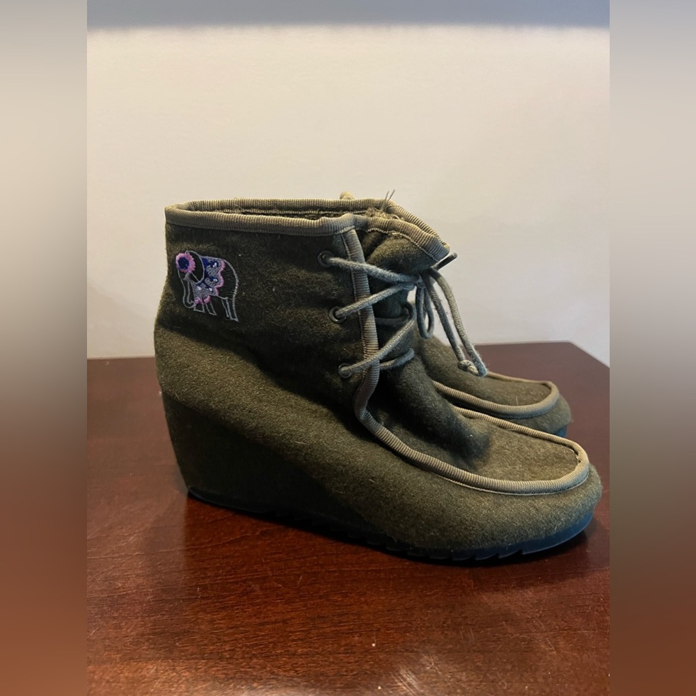 Sakroots green olive wool felt elephant boots size 6
